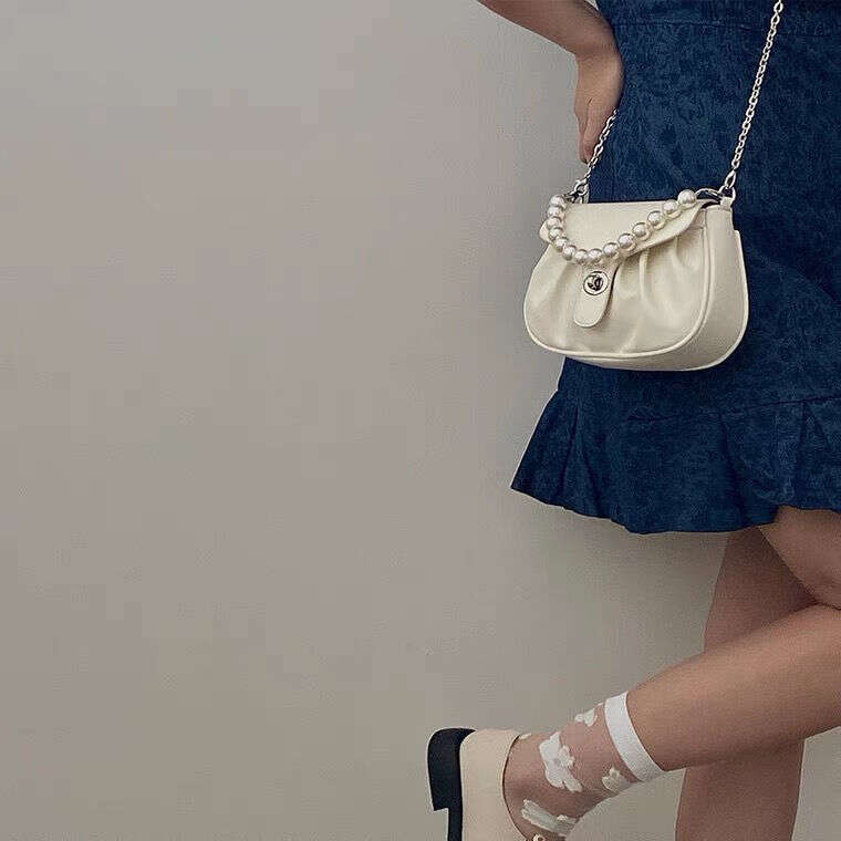 2024 new trendy and versatile pleated cloud bag, cute pearl chain for girls, hand-held shoulder crossbody bag