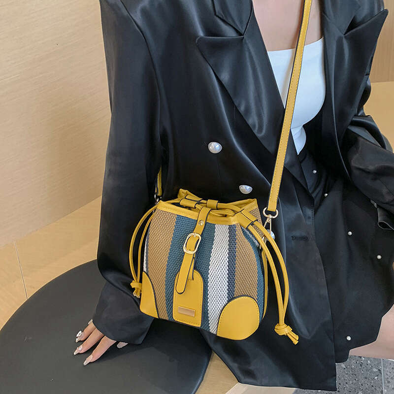 Striped Contrasting Color Hand-Held Bucket Autumn New Item, Korean Version, And Stylish Single Shoulder Crossbody Bag, Fashionable Quality, Classic