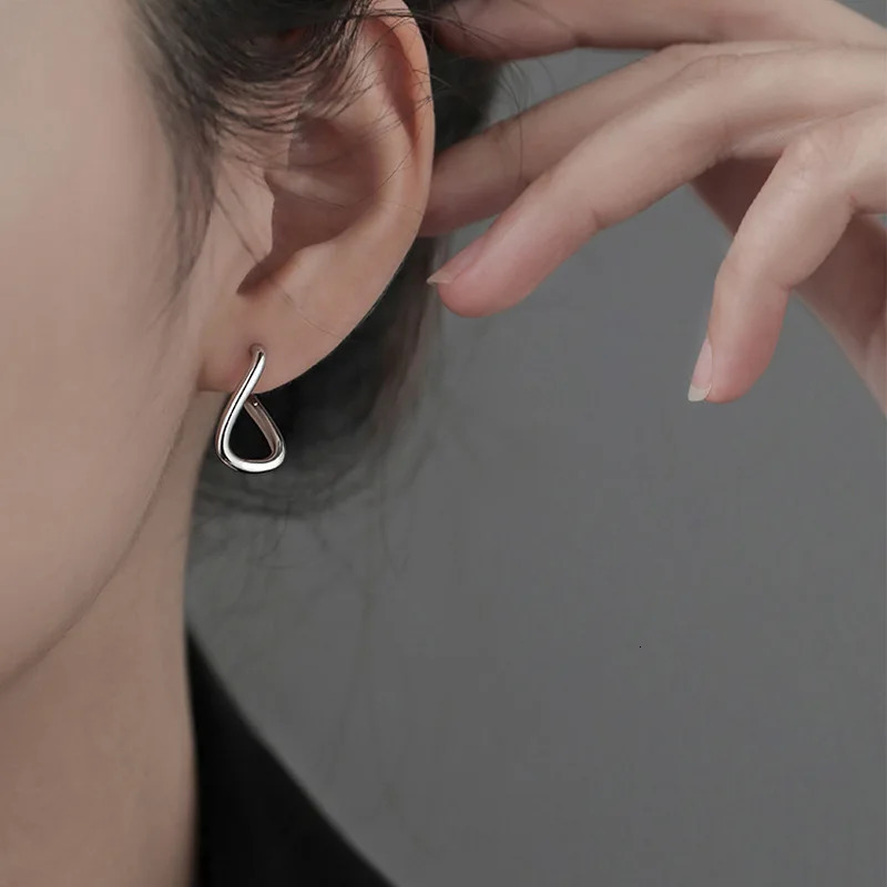 2024 Korean Silver Color Hoop Earrings for Women Trend Vintage Geometric Irregular Dislocation Ear Studs Earring Jewelry 241213