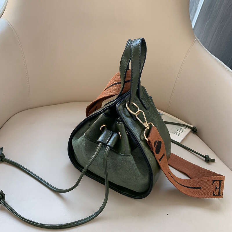 Small niche design women's autumn and winter stylish single shoulder crossbody drawstring bucket bag retro texture handbag 2024 temperament versa