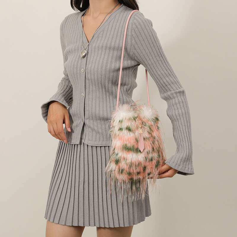 Winter super cool plush for women 2025 new model, tassel contrasting color shoulder bag, crossbody furry phone bag