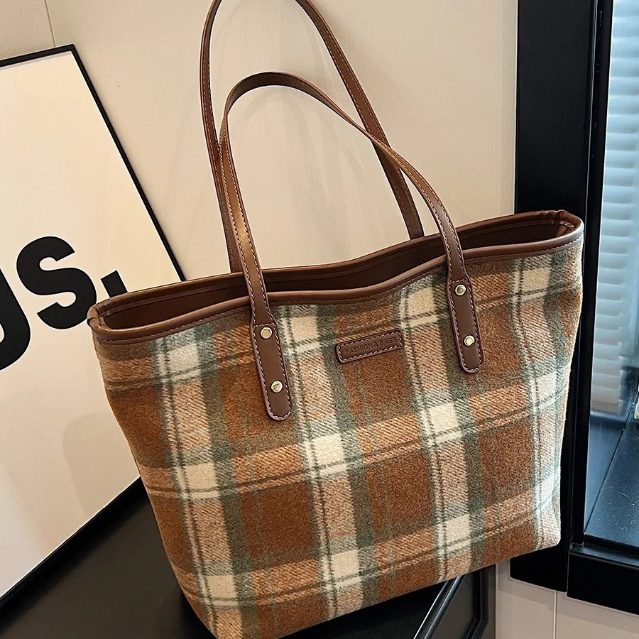 Checkered Large Bag for Womens Autumn/Winter Trendy Korean Retro Tote Bag Academy Style Large Capacity Bag 241206