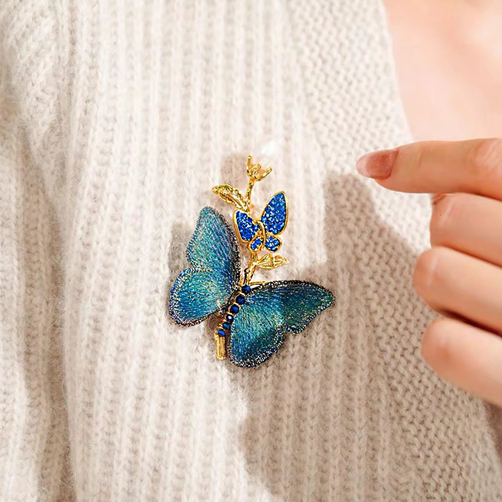 Exquisite embroidered butterfly breast with artificial pearls elegant animal pin womens suit dress birthday gift 241210