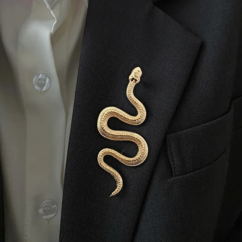 Retro snake shaped brooch suitable for women gold animal party office gift 241210