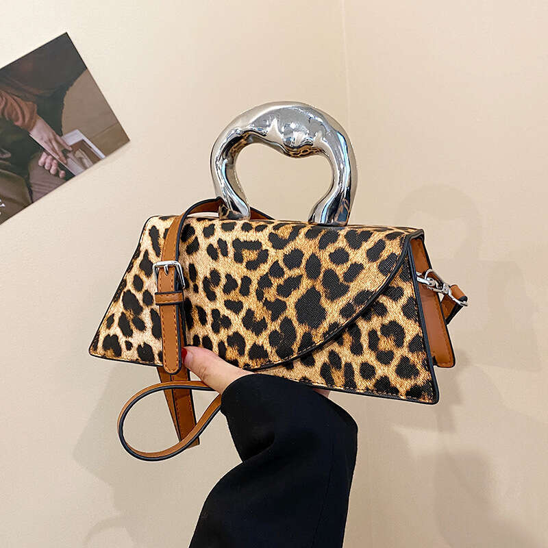 Niche design bag for women, internet celebrity, spicy girl leopard print small square high-end handbag, shoulder crossbody bag, 2024 new style, chic a