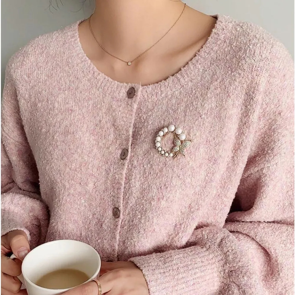 Fashion pearl and brooch womens Baroque fashion butterfly clothing accessories wedding gifts 241210