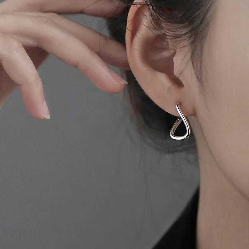 2024 Korean Silver Color Hoop Earrings for Women Trend Vintage Geometric Irregular Dislocation Ear Studs Earring Jewelry 241213
