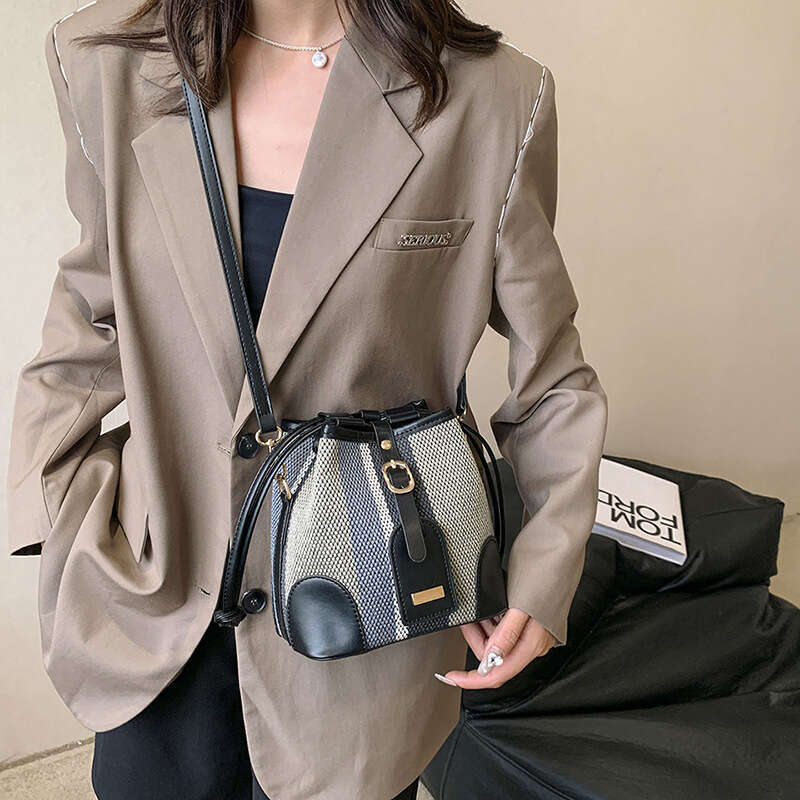 Striped Contrasting Color Hand-Held Bucket Autumn New Item, Korean Version, And Stylish Single Shoulder Crossbody Bag, Fashionable Quality, Classic