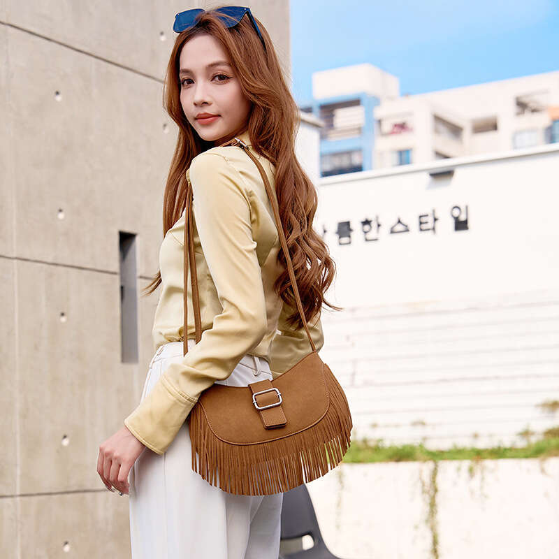 This year's fashion trend is autumn and winter tassel saddle high-end matte magnetic buckle versatile crossbody bag, single shoulder armpit bag
