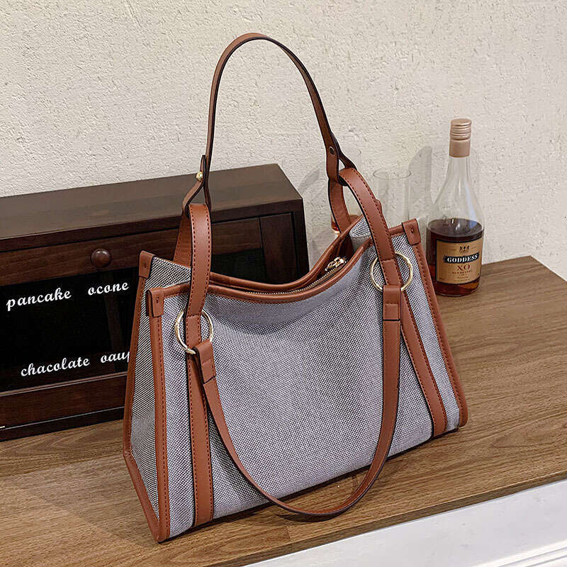 New Trendy Stylish Women's Hand-Held Shoulder With Contrasting Colors, Large Capacity And High-End Feel, Daily Commuting Tote Bag