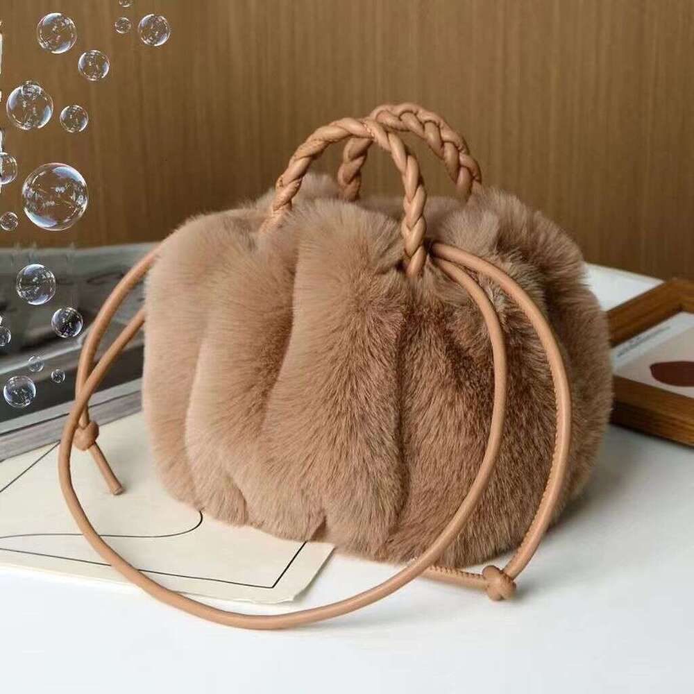 Cloud high-end plush versatile one shoulder bag, cute and fashionable