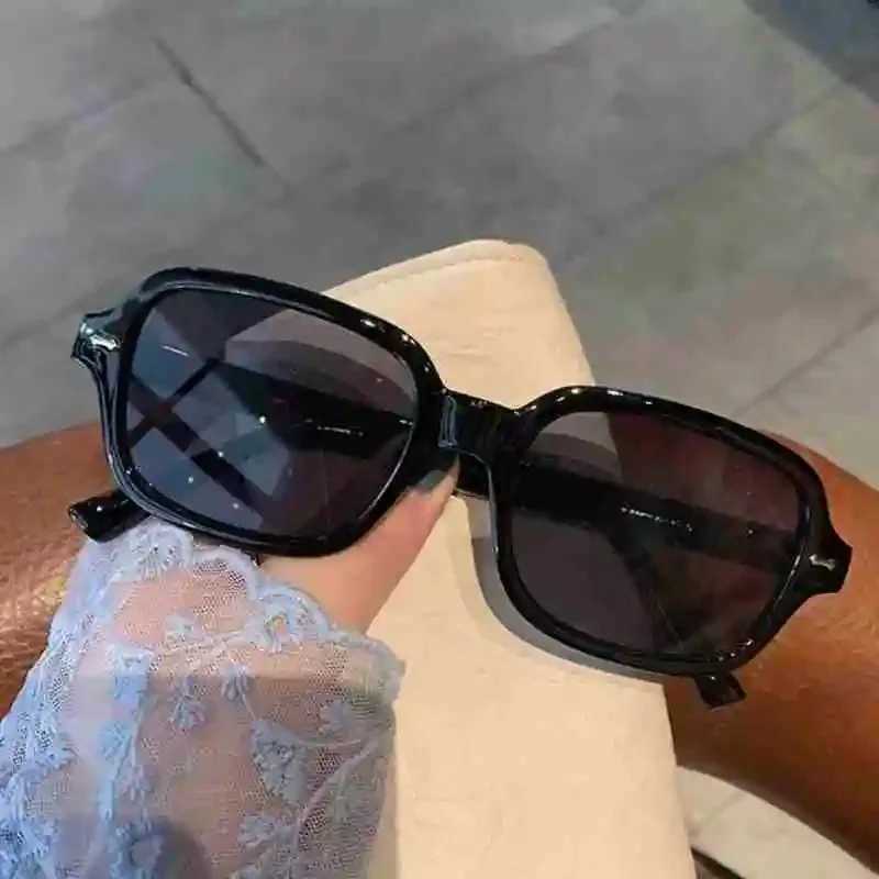 Vintage Square Sunglasses Woman Mirror Retro Rivet Yellow Sun Glasses Female Brand Designer Fashion Black Oculos De SolX241213