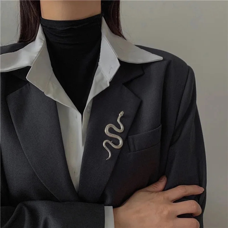 Retro snake shaped brooch suitable for women gold animal party office gift 241210