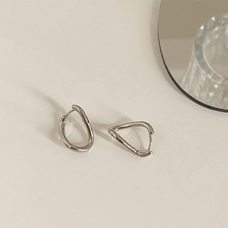 2024 Korean Silver Color Hoop Earrings for Women Trend Vintage Geometric Irregular Dislocation Ear Studs Earring Jewelry 241213