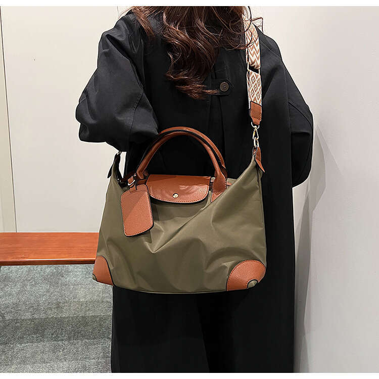 Large Capacity Casual Nylon Cloth Handbag For Women, Trendy, Lightweight, Waterproof, Commuting Shoulder Bag, Fashionable, Quality, Classic