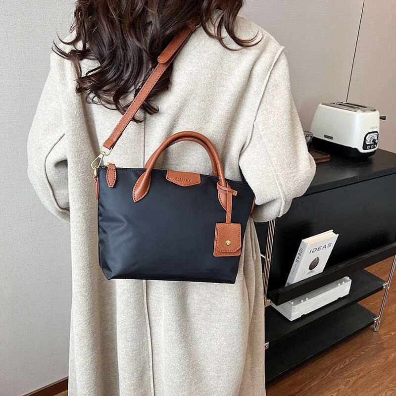 New Korean Style Trendy Tote Niche Fashion, High-End Feel, Nylon Fabric Lightweight Shoulder Crossbody Bag, Fashionable Quality, Classic