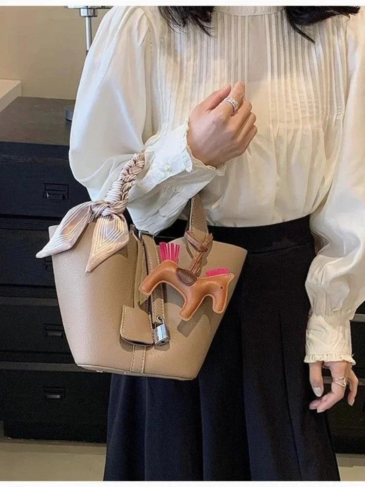NEW French Leather Niche Bucket Top-Handle Female 2024 Fashion Women Foreign Style Hand Basket Sac Poplene Femme Tote Bag