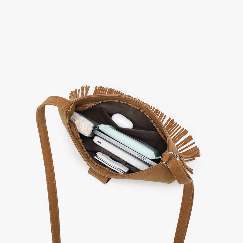This year's fashion trend is autumn and winter tassel saddle high-end matte magnetic buckle versatile crossbody bag, single shoulder armpit bag