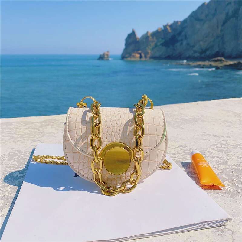 Internet celebrity accessory small women's stone patterned chain saddle air cushion mouth red envelope niche crossbody bag 2024 new casual versat