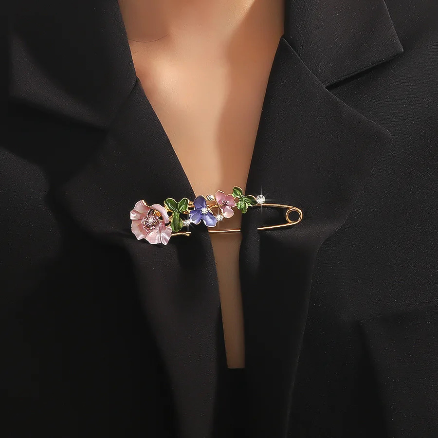Sweet Flower Shape lapel pin inlaid with shiny chest fully matched Versatile Corsage accessories 241210