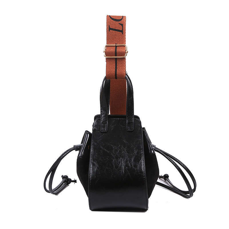 Small niche design women's autumn and winter stylish single shoulder crossbody drawstring bucket bag retro texture handbag 2024 temperament versa
