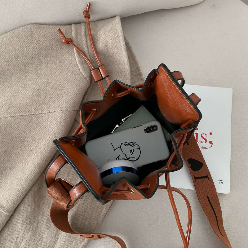 Small niche design women's autumn and winter stylish single shoulder crossbody drawstring bucket bag retro texture handbag 2024 temperament versa