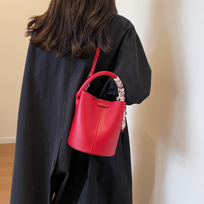 Bucket Type Sewing Thread Shoulder Solid Interior Compartment High Quality Bags For Women Hasp Pu Women's Handbags PU Casual