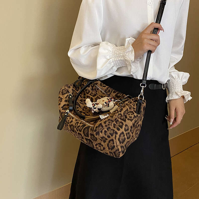 Leopard print female niche design, lazy style crossbody large capacity trendy armpit single shoulder commuting bag, 2024 new casual fashion trend clot