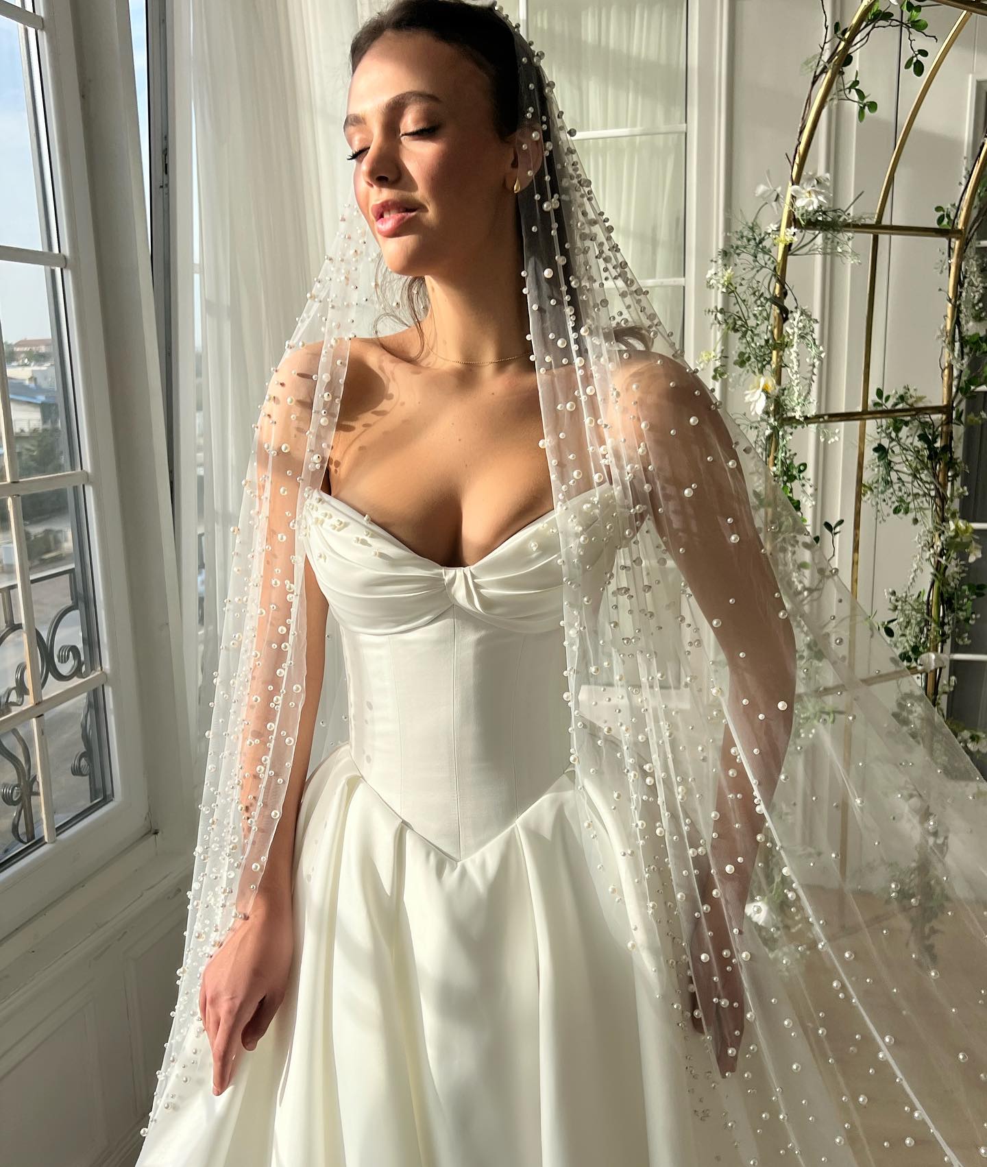 Pleated Designer Wedding Dresses Strapless Necke Bridal Gowns Custom Made A E Sweep Train Satin Vestido De Novia