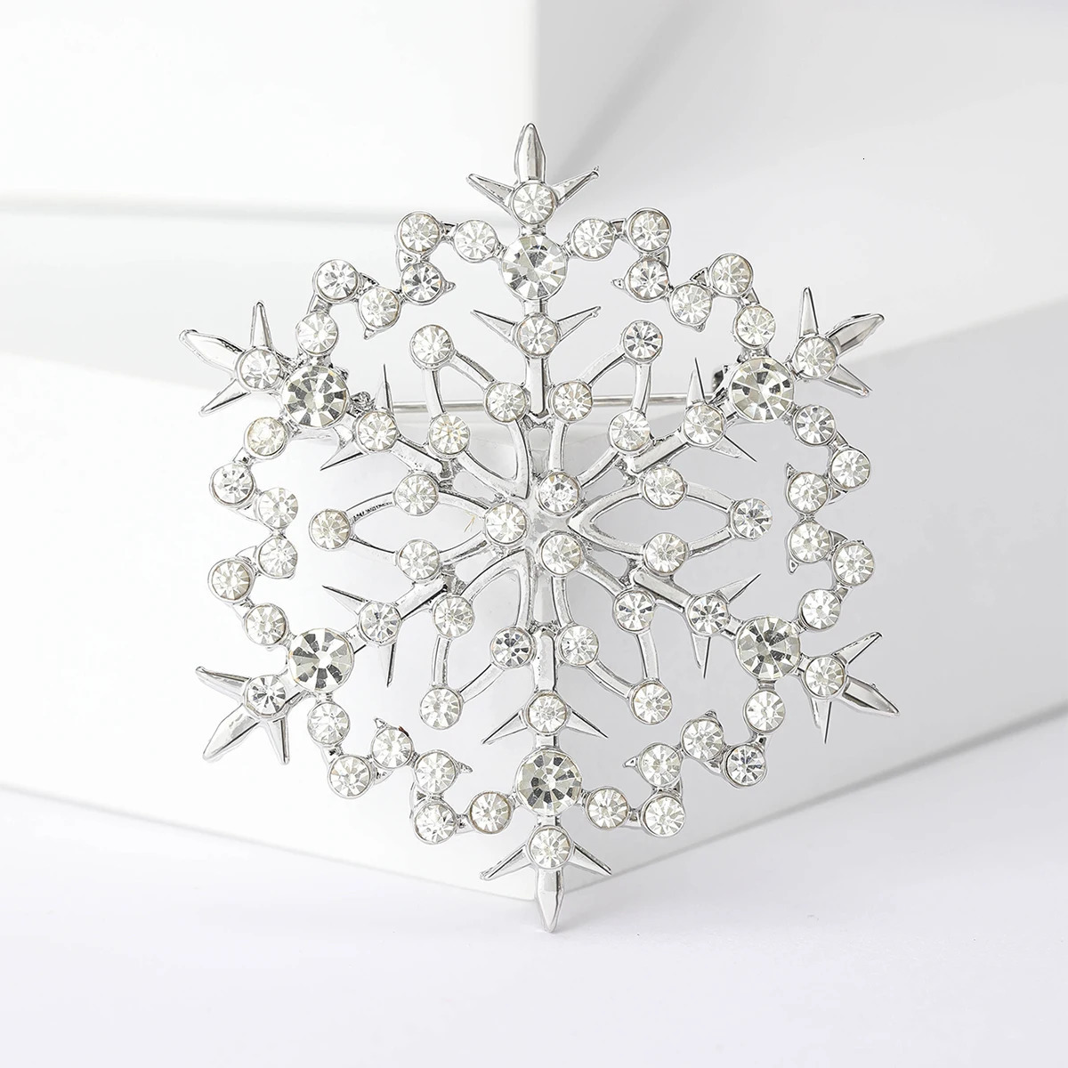 Christmas snowflake brooch womens unisex pearl flower office party friend gift jewelry accessories 241210