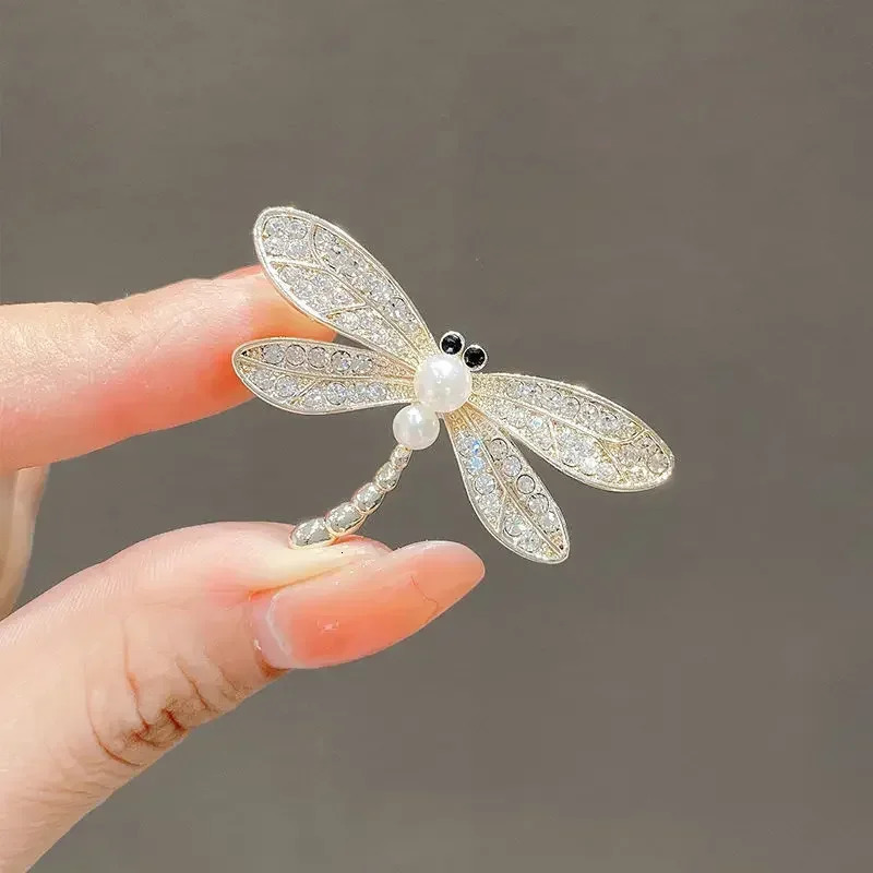 Fashion Temperature ButterflyDragonflyTulip Breasts Elegant n Sense White Stone and Jewelry 241210