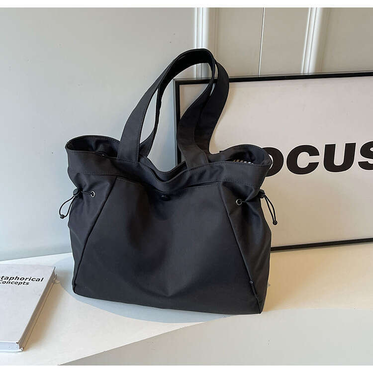 Nylon Cloth Women's New Style, Popular This Year, Large Capacity Tote Summer Versatile Single Shoulder Class Commuting Bag, Fashionable Quality, 