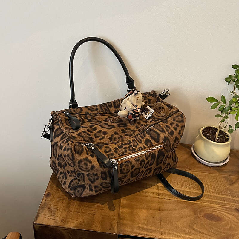 Leopard print female niche design, lazy style crossbody large capacity trendy armpit single shoulder commuting bag, 2024 new casual fashion trend clot