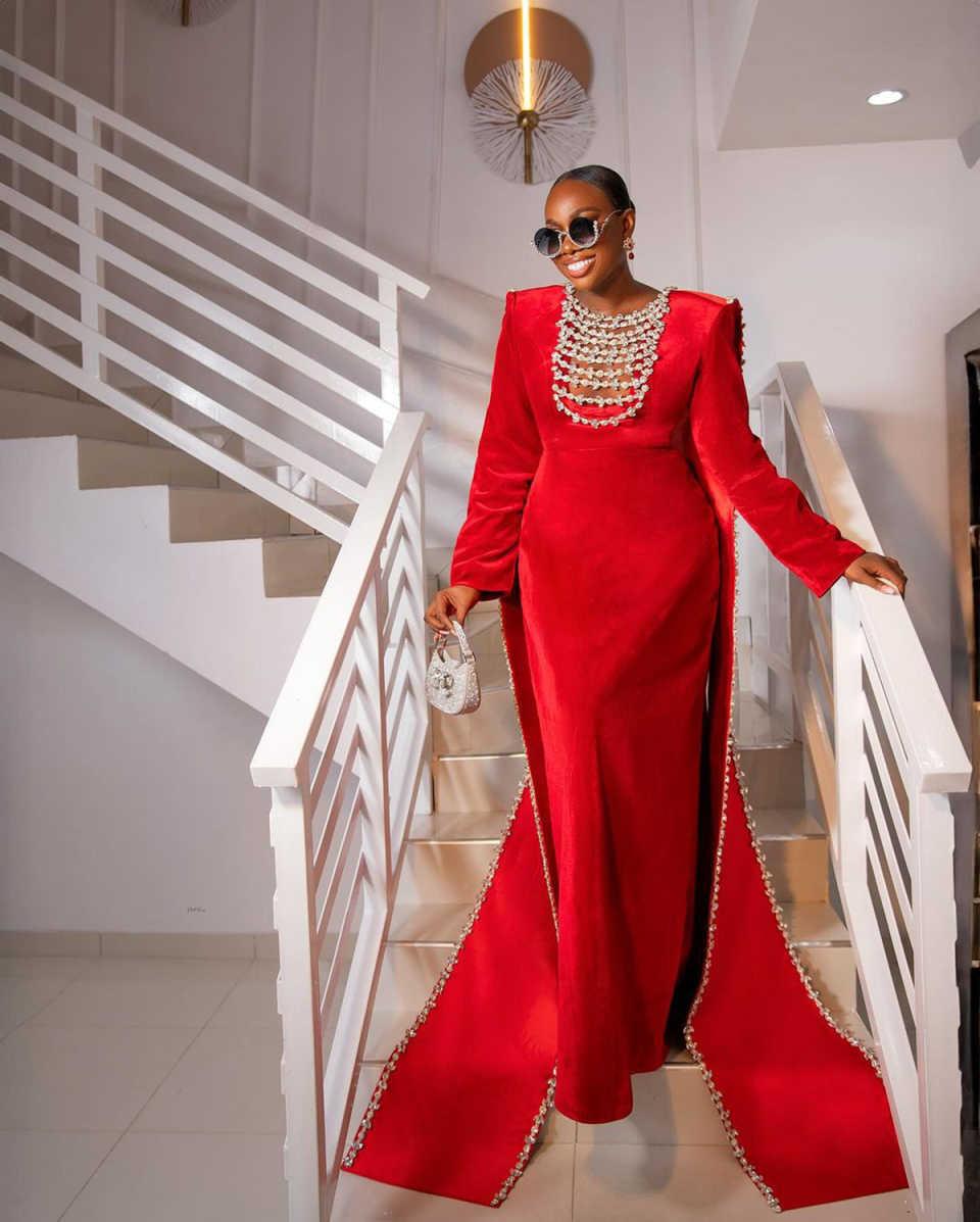 Luxurious Sheath Evening Dresses Satin Beaded Rhinestones Jewel Neck Long Sleeve Prom Gowns Formal Party Fashion Show Wear