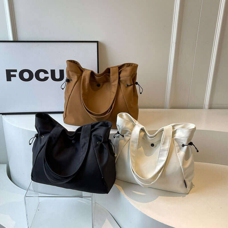 Nylon Cloth Women's New Style, Popular This Year, Large Capacity Tote Summer Versatile Single Shoulder Class Commuting Bag, Fashionable Quality, 