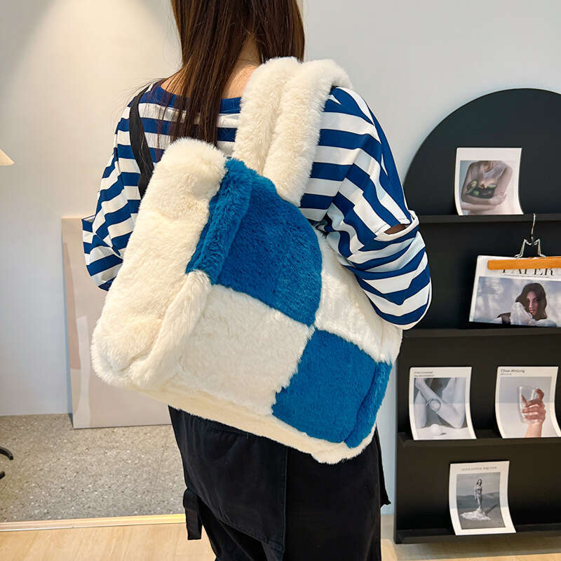 Small niche fur bag for women, autumn and winter fashion, large capacity plush hand-held tote bag, 2024 new casual versatile fashion clothing