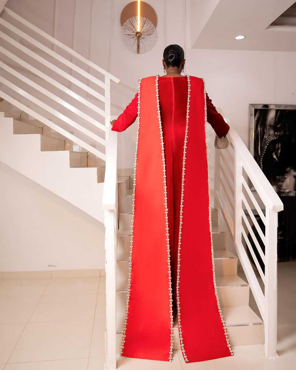 Luxurious Sheath Evening Dresses Satin Beaded Rhinestones Jewel Neck Long Sleeve Prom Gowns Formal Party Fashion Show Wear