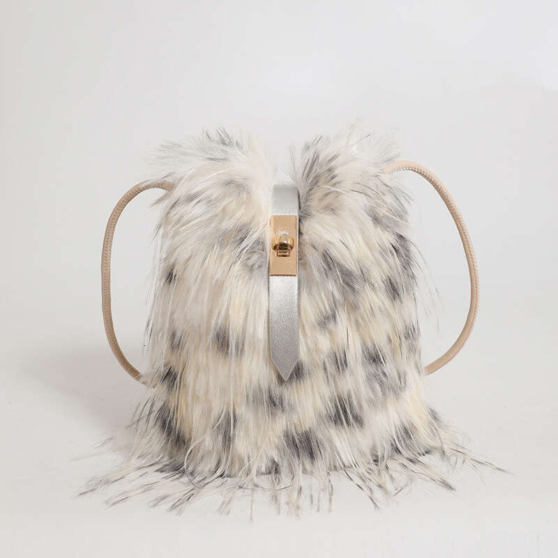 Winter super cool plush for women 2025 new model, tassel contrasting color shoulder bag, crossbody furry phone bag