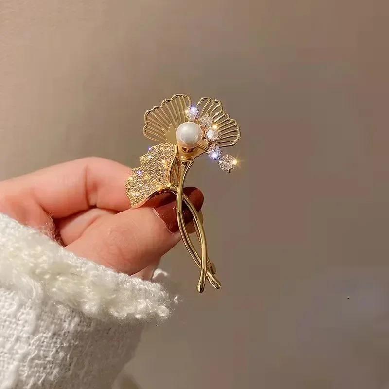 Fashion Temperature ButterflyDragonflyTulip Breasts Elegant n Sense White Stone and Jewelry 241210