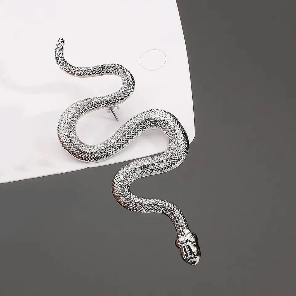 Retro snake shaped brooch suitable for women gold animal party office gift 241210