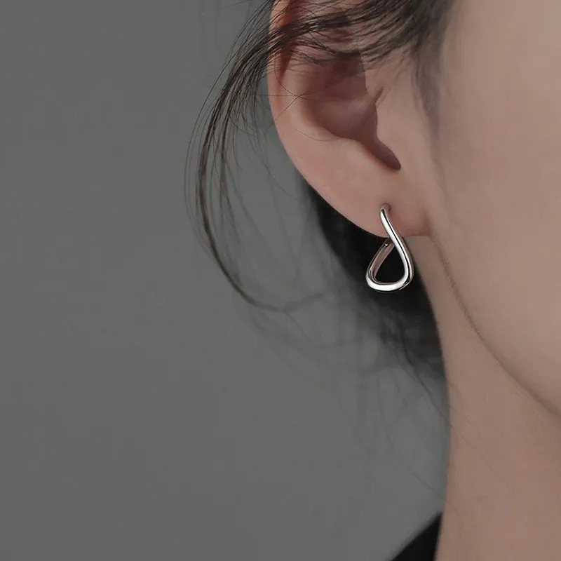 2024 Korean Silver Color Hoop Earrings for Women Trend Vintage Geometric Irregular Dislocation Ear Studs Earring Jewelry 241213