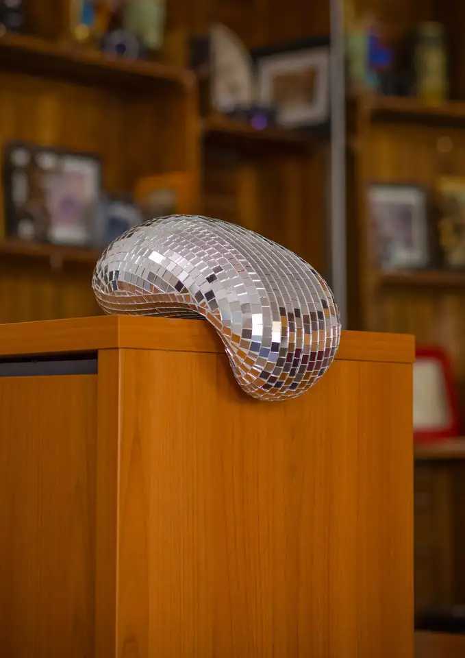 Melting disco ball wall decoration maximizes his decoration indoor flash ball lamp reflection eye shadow art modern sculpture Y241212