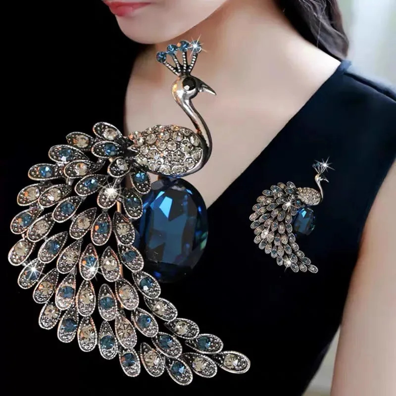 Diamond Peacock Bird Cage Pin Jewelry Banquet Christmas Elegant Coat Accessories and Gifts 241210
