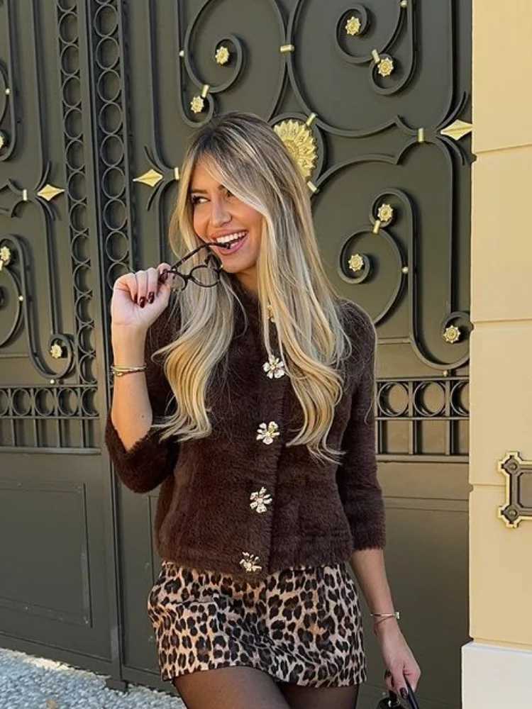 2024 New Flower Button Short Artificial Fur Knitted Jacket for Women Unique Thick and Slim fit O-neck Fur Coat for Women High end T-shirt X241214
