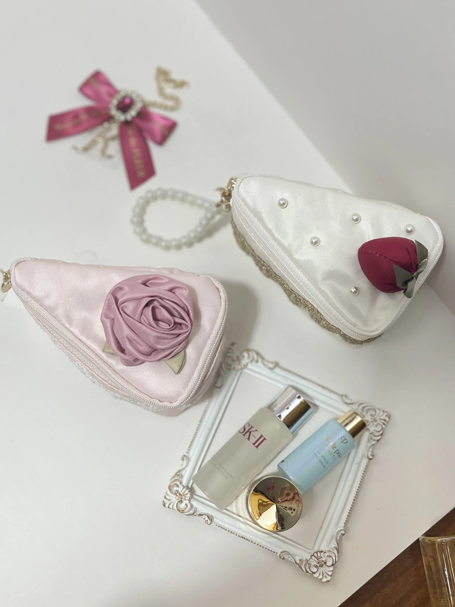 Home>Products>Japanese Style>Strawberry Powder>Small Flower Makeup>Handheld Gift Wedding Bag>Cake shaped Girl Makeup Bag 241212