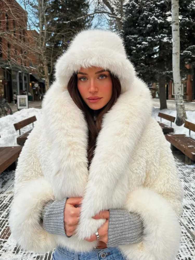 Fashionable white womens cut synthetic fur leather jacket with hood stylish thick fluffy plush short jacket winter hot womens T-shirt X241214