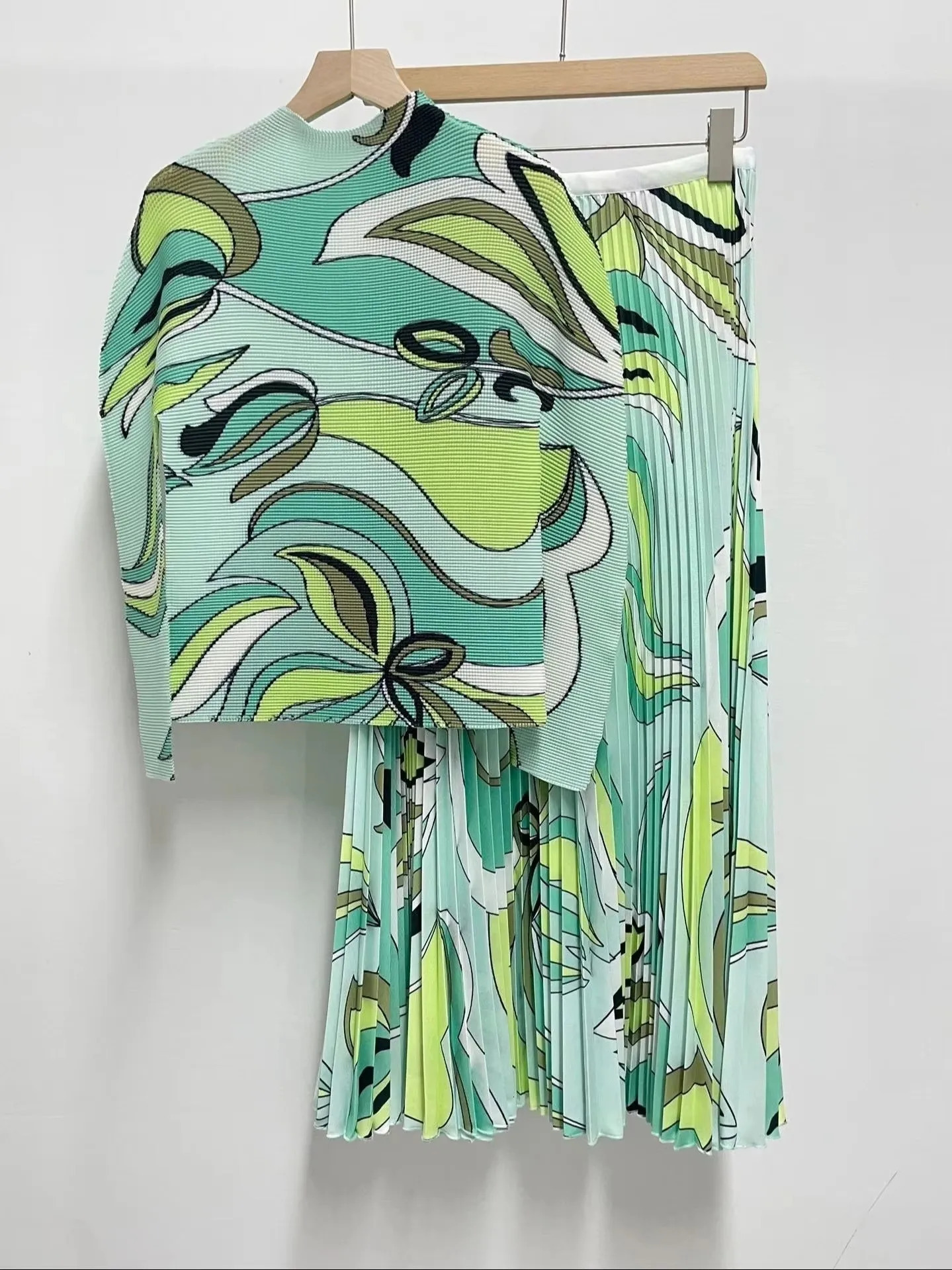 Gradient Color Jacquard Striped Pleated 2 Pieces Set Womens Long Sleeve Stretch T-Shirt Top Elastic Waist Miyake Skirt Suit 241213