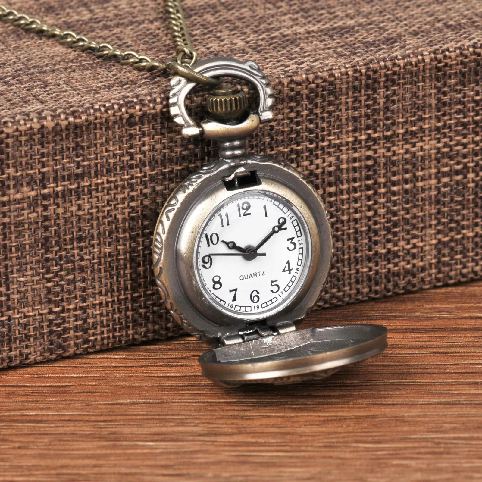 Retro Soviet Emblem Scythe Hammer Pocket Watch Necklace Bronze Pendant Chain Quartz Clock Fashion Womens Gift 241212