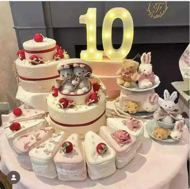 Home>Products>Japanese Style>Strawberry Powder>Small Flower Makeup>Handheld Gift Wedding Bag>Cake shaped Girl Makeup Bag 241212