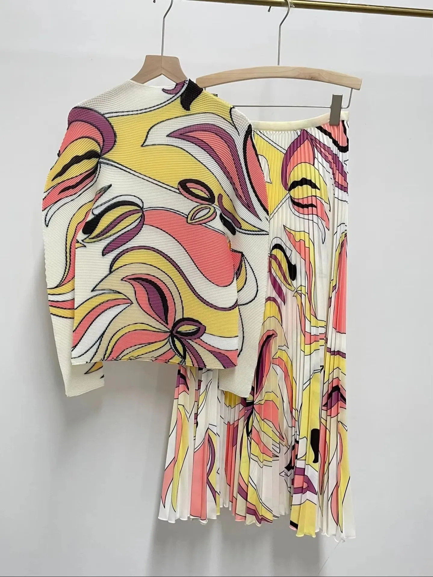 Gradient Color Jacquard Striped Pleated 2 Pieces Set Womens Long Sleeve Stretch T-Shirt Top Elastic Waist Miyake Skirt Suit 241213